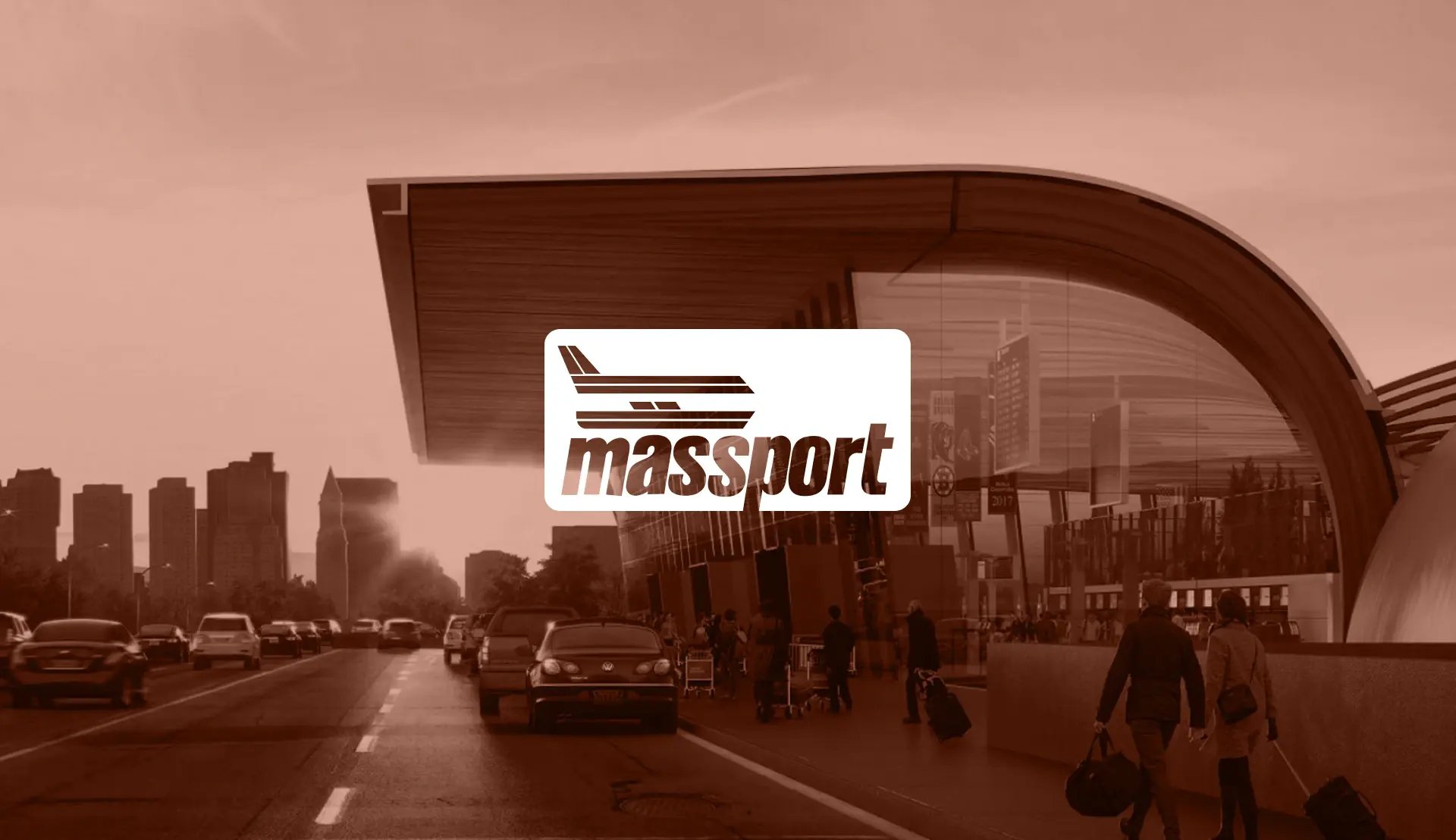 Een moderne luchthaventerminal met het logo van Massport, passagiers met bagage en de skyline van de stad op de achtergrond.