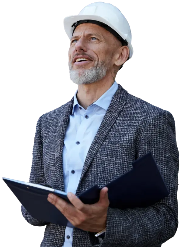Een man met een helm en formele kleding houdt een klembord vast en lijkt documenten door te nemen tegen een zwarte achtergrond.