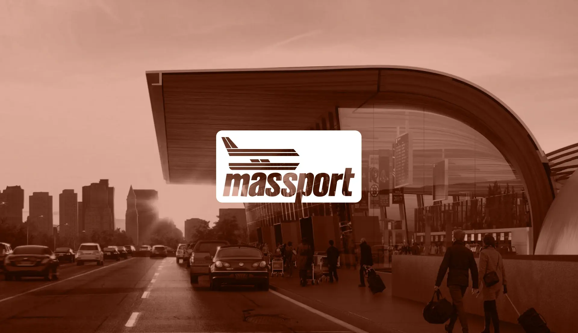 Een moderne luchthaventerminal met het logo van Massport, passagiers met bagage en de skyline van de stad op de achtergrond.